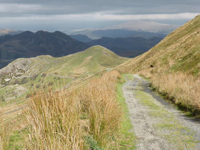 Along Ffordd Ddu