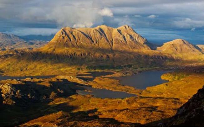 Cul Mor, one of the gaints of the Inverpolly Forest, dominates the view north from Stac Pollaidh